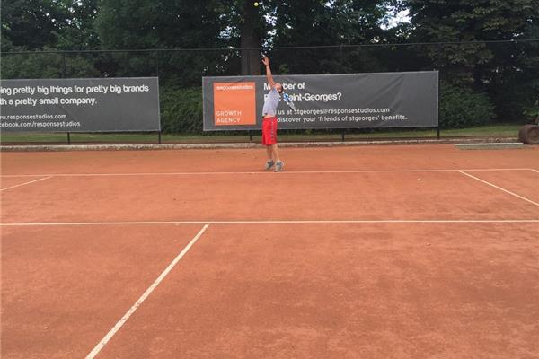 Aanleg kunstgras hockeyveld en tennisvelden in zandkunstgras Redcourt - Sportinfrabouw NV